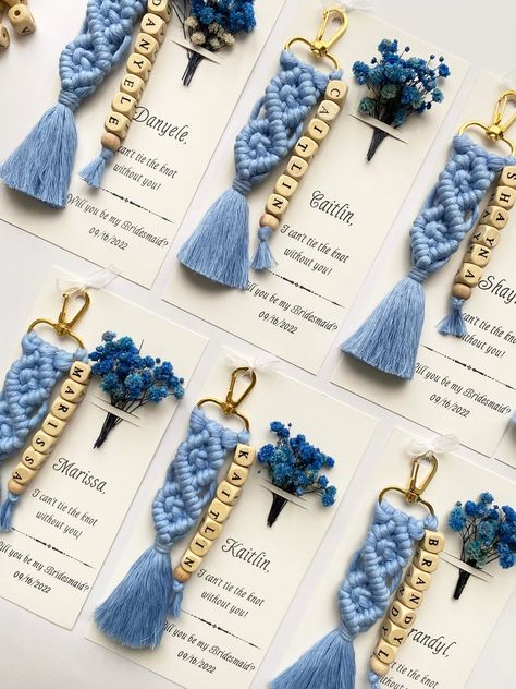 Bridal Shower Name Cards, Bachelorette Party Gifts For Bridesmaids, Bridal Party Gifts For Bridesmaids, Personalized Bridal Party Gifts, Simpul Makrame, Pola Macrame, Gifts For Bridesmaids, Be My Maid Of Honor, Maid Of Honor Proposal