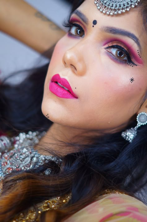 #GarbaMakeup #navratrichaniyacholi #navratri #GarbaNight #ChaniyaCholi #DandiyaNight #Dandiya #NavratriSpecial #NavratriMakeup #GarbaLook #Desi #indianfestivalseason Navratri Eye Look, Garba Makeup Ideas, Garba Mekup Look, Makeup Ideas For Navratri, Simple Look For Navratri, Make Up For Navratri, Navratri Mekaup Look, Navratri Tattoo Design Traditional, Dandiya Night Makeup Look