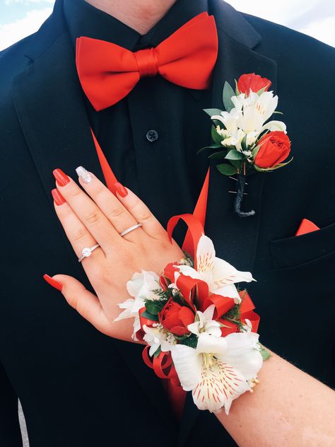 Prom Corsage Red, Red Corsages, Prom Flowers Corsage, Prom Corsage And Boutonniere, Boutonnieres Prom, Prom Photoshoot, Prom Inspiration, Wedding Corsage, Prom Couples