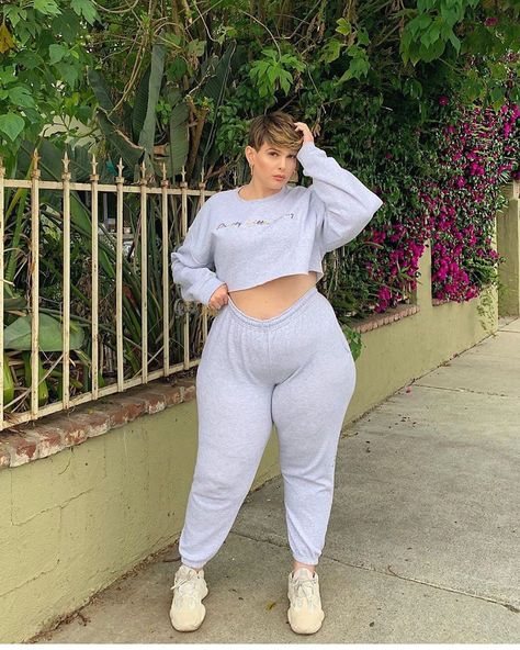 Cute Woman, Girls Out, Curvy Fashion, Fun Games, Follow Us, Plus Size Outfits, Two Piece Pant Set, Mom Jeans, Plus Size