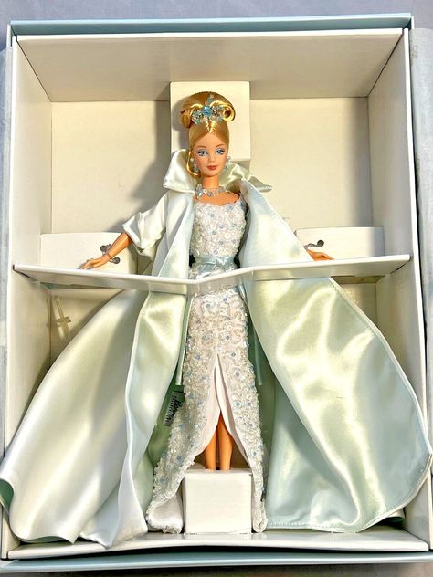 Crystal Jubilee Barbie #21923 Limited Edition 40th Anniversary 1998 Mattel Barbie Items, Classic Barbie, Dress Barbie Doll, Barbie Wardrobe, Barbie Collector Dolls, Barbie Mattel, Glamour Dolls, Barbie Wedding, Barbie Gowns