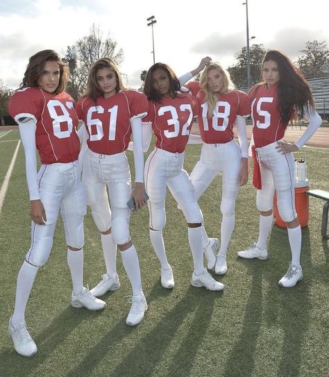 79 Award-Winning Group Halloween Costumes for girls 2020 Sports Dress Up, Football Family Costume, Foot Ball Player Costume, Football Halloween Costume For Women, Football Player Outfit, Football Player Dress To Impress, Friend Group Halloween, Bff Costumes, Best Friend Group