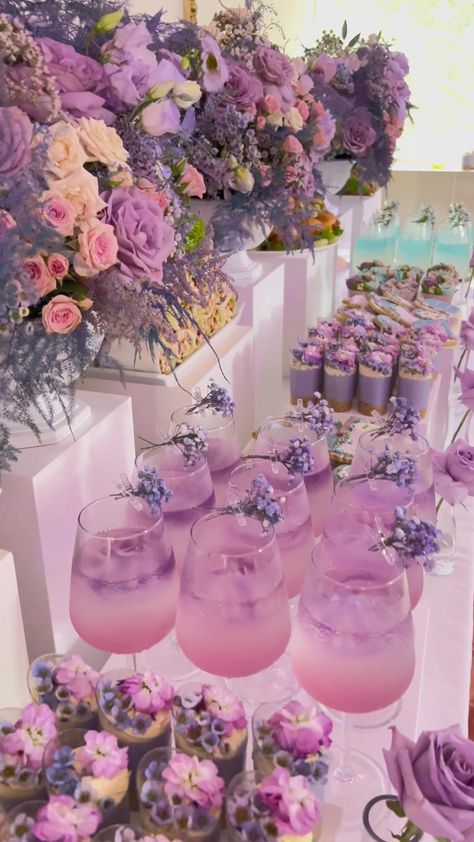 Bridal Shower Ideas Lilac, Pastel Food Table, Lilac Decor Wedding, Girly Food Ideas, Lavender Tea Party Decor, Floral Party Food, Pink And Purple Table Setting, Lavender Dinner Party, Bridal Shower Lilac Theme