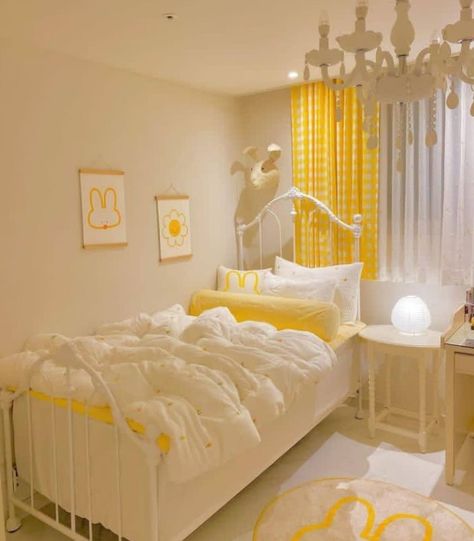 Bantu follow tt @rainbow.cerlyn_5470 Room Ideas Aesthetic Yellow, Zodiac Bedroom, White Room Decor Bedroom, Lemon Aesthetic, Yellow Bedroom Decor, White Room Decor, Cool Dorm Rooms, College Dorm Room Decor, Yellow Room