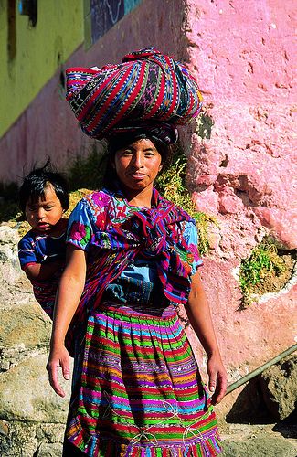 Mujer maya en el vestido tradicional, el mercado de Chichicastenango, Guatemala America Latina, We Are The World, Cultural Diversity, Folk Costume, People Of The World, World Cultures, Traditional Dress, 인물 사진, Explore The World