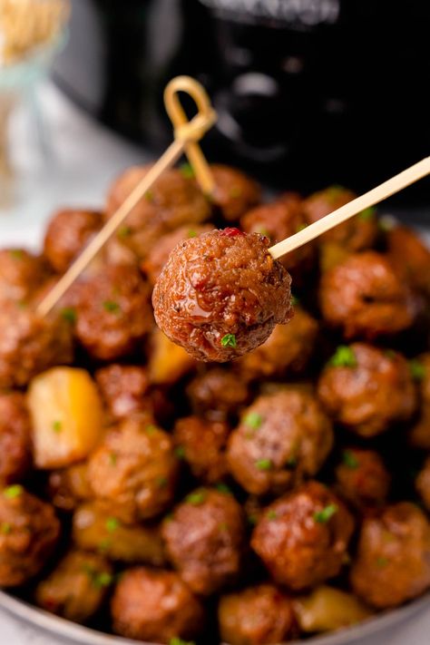 Cooked meatball on a wooden skewer. Marinated Meatballs, Meatballs Appetizers For Party, Meatball Appetizer Recipes, Party Meatballs, Meatball Appetizer Recipe, Cocktail Meatballs, Mini Meatballs, Appetizer Meatballs, How To Cook Meatballs