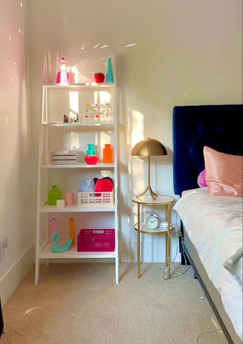 Preppy Room Bunk Bed, Preppy Shelf Ideas, Preppy Loft Bed, College House Room, Loft Bed Aesthetic Room, Dorm Room Ideas Preppy, Room Sketch, Surf Room Decor, College Dorm Room Inspiration