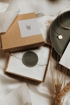 Branding Examples, Rustic Packaging, Logos Graphic Design, Good Branding, Photographer Packaging, Design Studio Branding, Boutique Graphic Design, Jewelry Packaging Design, Planner Brands