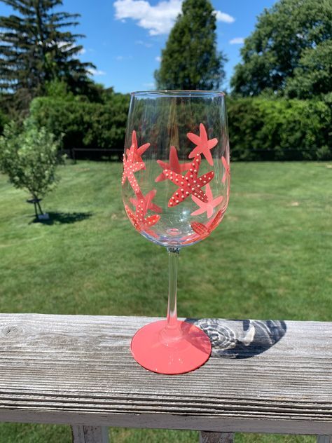 Summer Painted Wine Glasses, Easy Painted Wine Glasses Ideas, Sip And Paint Wine Glass Ideas, Summer Wine Glass Painting Ideas, Glass Wine Painting Ideas, Painted Margarita Glasses Diy, Cute Painted Wine Glasses, Wine Glass Art Ideas, Painted Glass Cups Diy