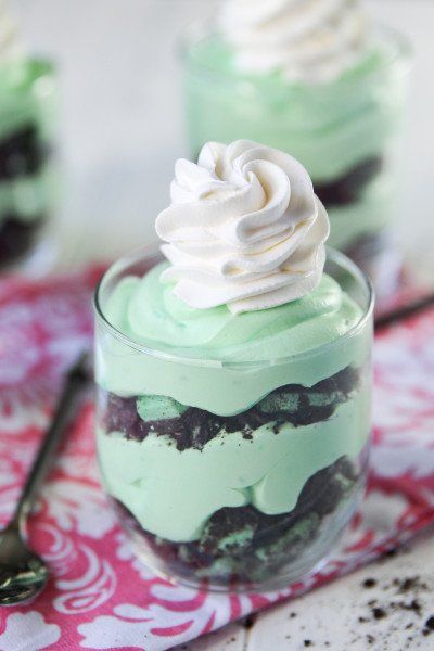 Grasshopper Parfaits - minty goodness! Parfait Desserts, Mint Oreo, Lean And Green, Parfait Recipes, Single Serve Desserts, Green Recipes, Milk Shakes, Greens Recipe, Pampered Chef