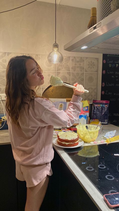 Late night baking, sleepover, summer, cute, pink, brunette, cake, friends, aesthetic Late Night Baking, Sleepover Aesthetic, Pink Brunette, Cake Friends, Sleepover Birthday Parties, Sleepy Girl, Girl Sleepover, Friends Cake, Galentines Party