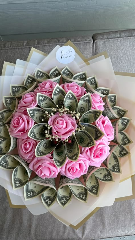 Luxx | With love 🌸 . . . . . . . . . . . #moneybouquet #floral #roses #ramos #ramobuchon #flowerarrangement #flowers #floraldesign #florist... | Instagram Ramos With Money, Rose Bouquet For Men, Money Flower Bouquet Dollar Bills, How To Make Money Flowers, Trending Bouquets, Cute Money Gift Ideas, Ideas For Mums Birthday, Money Bouquet For Men, Diy Money Bouquet Ideas