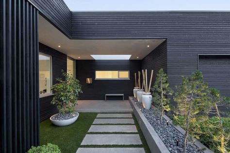 outdoor, Portland / In Situ Studio Pavers Gravel, Midcentury Modern Landscaping, Mid Century Landscaping, Minimalist Landscaping, Garden Pavers, Modern Outdoor Patio, Modern Front Yard, Modern Planter, Front Garden Design