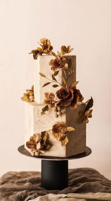 Most Beautiful Wedding Cakes, Wedding Cake Centerpieces, Wedding Cake Options, Pretty Wedding Cakes, Black Wedding Cakes, Wedding Cake Ideas, Traditional Wedding Cake, Fresh Flower Cake, Wedding Cake Recipe