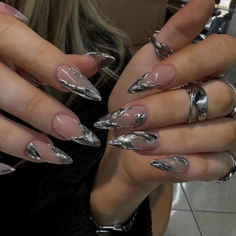 Ongles Goth, Sliver Nails, Silver Acrylic Nails, Almond Press On Nails, Silver Nail Art, Chrome Nails Designs, Gothic Nails, Pumpkin Nails, Nagel Tips