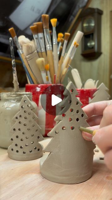 Clay Ideas Christmas, Clay Projects Kids, Clay Work Ideas, Christmas Clay Ideas, Pottery Christmas Ornaments, Christmas Sculpture, Ceramics Christmas, Sculpture Workshop, Christmas Ceramics