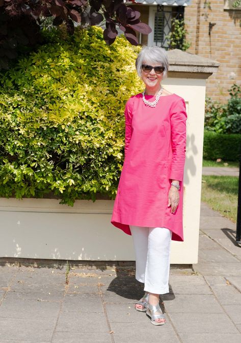 Trouser Fashion, Tunic Outfit, White Linen Trousers, Linen Tunic Dress, Advice For Women, Summer Tunics, Pattern Inspiration, Ageless Style, Chic And Elegant