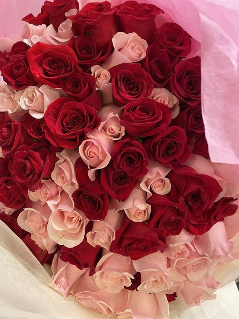 Red And Pink Roses Aesthetic, Pink And Red Roses, Roses Bouquet Gift, Luxury Flower Bouquets, Aesthetic Roses, Red And Pink Roses, Beautiful Flowers Photography, Red Rose Bouquet, Boquette Flowers