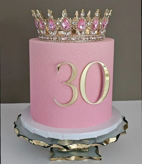 27 Th Birthday Cake, Queen Cake Ideas, Queen Birthday Cake, 35 Birthday Decorations, 30th Birthday Cake For Women, Alcohol Birthday Cake, Queens Birthday Cake, 30th Birthday Cake, Cake For Her