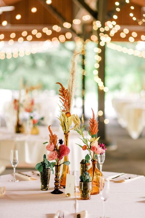 Eclectic Centerpieces, Small Vase Centerpiece, Eclectic Vases, Boho Summer Wedding, Summer Wedding Centerpieces, Tropical Centerpieces, Vases Wedding, Winter Wedding Centerpieces, Green Centerpieces