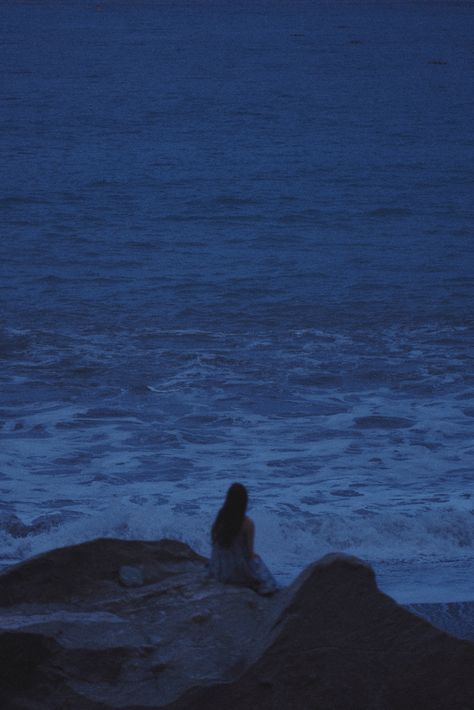 The Ocean At Night, Dark Core, Ocean At Night, Blue Hour, Dark Photography, Night Aesthetic, Sky Aesthetic, Art Journals, Scenery Wallpaper