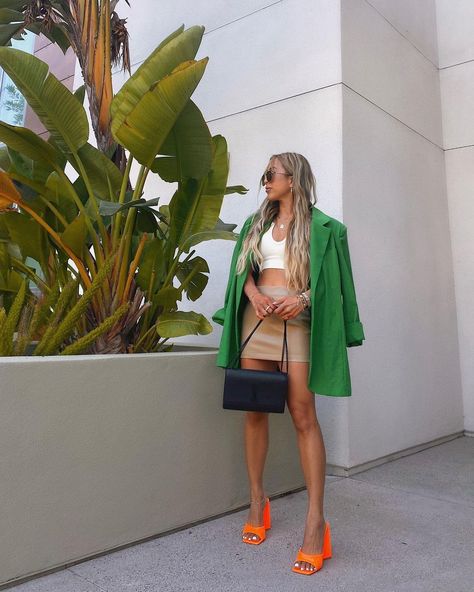 Orange Heels Outfit, Tan Skirt Outfits, Green Mini Skirt Outfit, Flowy Tops Outfit, Heels Outfit Ideas, Orange Skirt Outfit, Orange Blazer Outfits, Blazers Outfits, Tan Outfit