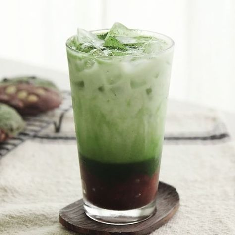 😍 TAG a friend you would love to share this mouthwatering Iced #Matcha Red Bean Latte 🍵🍶 with! . Share with us your weekend #Matcha Project by tagging @Matchaeologist #MatchaRitual 🍵👍 !! . Two of our favourite ingredients Matcha 🍃 and Sweet Red Beans come together in this delicious iced matcha latte recipe gorgeously prepared by 🙏 @honey_kki. 🍵 A perfect summer drink that's super easy to make and tastes absolutely amazing! Matcha Red Bean, Matcha And Strawberry, Matcha Drink Photography, Unique Matcha Drinks, Matcha Foods Aesthetic, Green Tea Drinks, Matcha Latte Recipe, Ceremonial Grade Matcha, Iced Matcha Latte