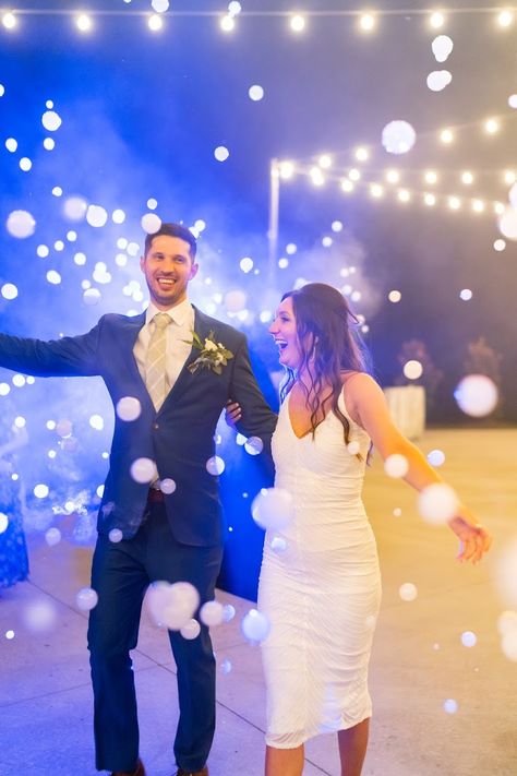 Bubble Fog Machine, Bubble Machine For Wedding, Bubble Entry Wedding, Fog Bubbles Wedding, Fog Bubble Machine, Bubble Wedding Photo, Fog Bubbles, Bubble Machine Wedding, Fog Machine Wedding