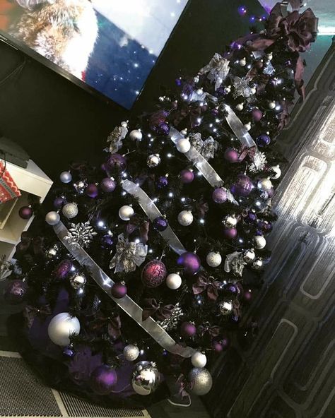 Black and purple tree Black And Purple Christmas Tree, Black Christmas Aesthetic, Goth Christmas Tree, Christmas Tree Goals, Creepy Room, Alt Christmas, Goth Xmas, Merry Creepmas, Black Christmas Decorations