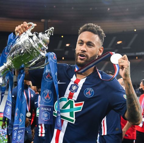 Neymar scores the only goal in the final and wins the French Cup for PSG! Ney gets his second trophy of the season! 🏆💥 Jr Neymar, French Cup, Neymar Psg, Football Trophies, Neymar Jr Wallpapers, Soccer Photography, Neymar Football, Fifa Football, Sport Quotes Motivational