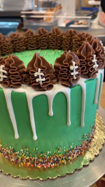 Football Themed Cupcake Ideas, Cakes For Superbowl, Detroit Lions Cake Ideas, Homemade Football Cake, Buttercream Football Cake, Football Jersey Cake Ideas, Super Bowl Cake Decorating Ideas, Football Drip Cake, Men Birthday Cake Ideas Guys Awesome