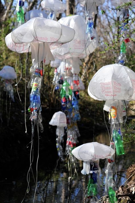 By Scott M Drastic Plastic is a series of ‘jellyfish’ assemblages of various sizes made from steel wire, scavenged plastic bags, bottles, and electrical cord. Recycle Sculpture, Jellyfish Decorations, Jellyfish Painting, Empty Plastic Bottles, Jellyfish Craft, Reuse Plastic Bottles, Plastic Bottle Art, Diy Plastic Bottle, Recycled Art Projects