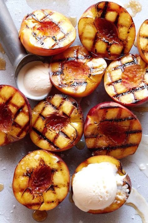 Grilled Peaches with Vanilla Ice Cream Sommer Mad, Whats Gaby Cooking, Grilled Peaches, Summer Eating, Summer Grilling, Idee Pasto Sano, Barbecue Recipes, Vanilla Ice, Bbq Recipes