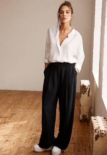 How To Style Wide Leg Trousers Women, Trainer Trousers Outfit, Large Trousers Outfit, Uk Size 10 Outfits, Cropped Trousers Work Outfit, Casual Work Outfits Trainers, Tall Midsize Style, Long Black Trousers Outfit, Pleated Wide Pants Outfit