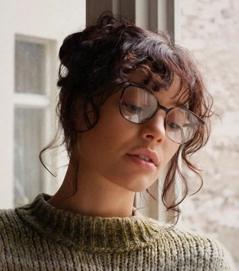 Geek is Chic! The Hottest Hairstyles for Glasses - Hairstyles Weekly Bangs With Glasses, Bangs And Glasses, Curly Hair Fringe, Wavy Bangs, Hairstyles With Glasses, Curly Bangs, Haircut Inspiration, Haircuts For Curly Hair, Curly Hair Inspiration