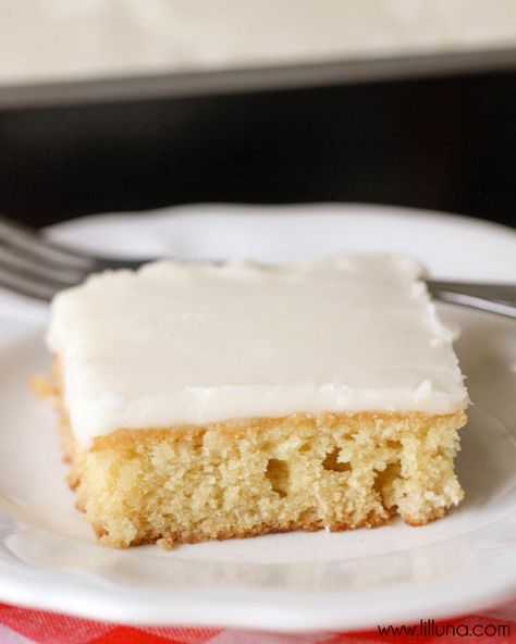 Our favorite cake recipe - White Texas Sheet Cake. It's so moist and has almond extract making it taste AMAZING! { lilluna.com } Best White Cake Recipe, White Texas Sheet Cake, Chocolate Sheet Cake Recipe, Vanilla Sheet Cakes, Texas Sheet Cake Recipe, Sheet Cake Recipe, Homemade Buttercream Frosting, Jiffy Corn Muffin Mix, Texas Sheet