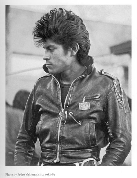 Beautiful photograph of a Mexican punk by Pedro Valtierra from the 1980s. Punk 80s, Feminist Punk, Green Gang, Brown Pride, Punk Scene, New Boyfriend, Biker Leather, Punk Fashion, Vintage Photography