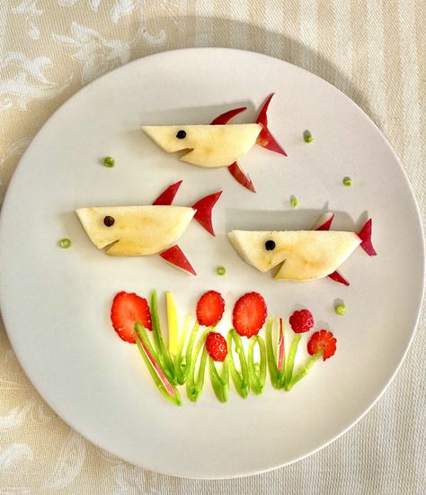 Plating Ideas, Plate Decoration, Decorações Com Comidas, Food Art For Kids, Creative Snacks, Food Plate, Snack Plates, Amazing Food Art, Creative Food Art