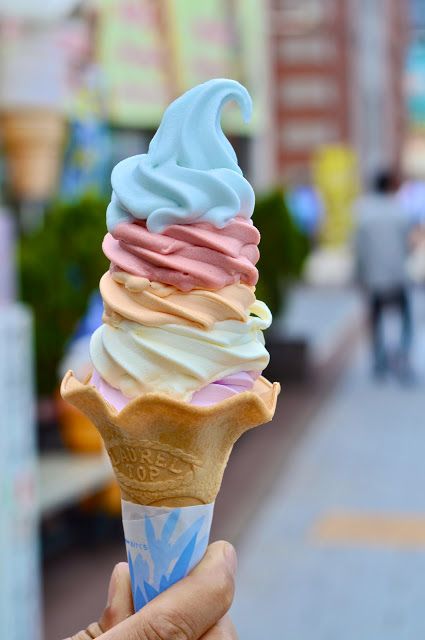 ✨Hokkaido's Soft-Serve Ice Cream (From top: Ice Soda, Strawberry, Melon, Milk and Lavender) - Summer Flavors in Japan ✨ Kawa Starbucks, Desserts Japonais, Love Ice Cream, Soft Serve Ice Cream, Ice Ice Baby, An Ice Cream, Soft Serve, Hand Holding, Frozen Treats