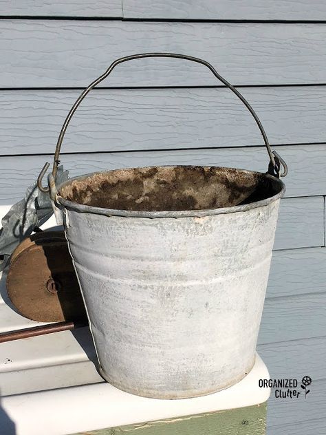 Bucket Makeover, Planter Makeover, Backyard Crafts, Junk Garden, Organized Clutter, Door Planter, Old Bucket, Bucket Planters, Galvanized Buckets