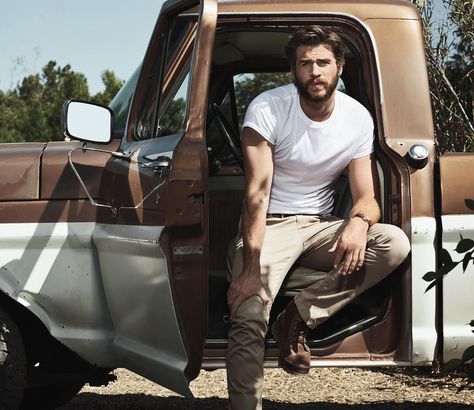 Mens Fitness Magazine, Hemsworth Brothers, Celebrity Workout, Liam Hemsworth, James Mcavoy, Celebrities Humor, Famous Last Words, Man Photo, Leonardo Dicaprio