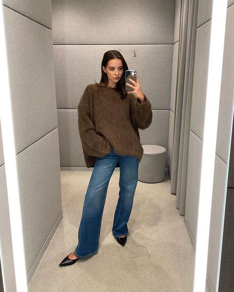 Chloe May Mcginley, Brown Denim Jeans Outfit, Totême Outfit, Brown And Denim Outfit, Brown Knit Sweater Outfit, Brown Jumper Outfit, London Street Style Winter, Knitwear Ootd, Brown Sweater Outfit