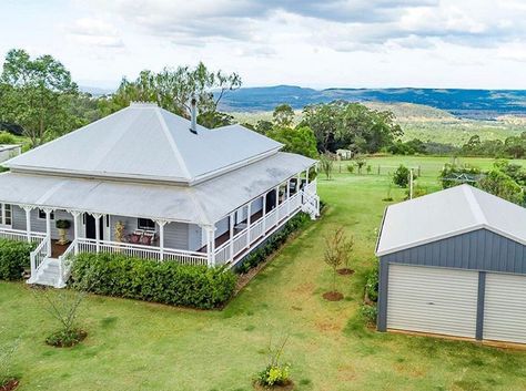 Something very special for your Sunday morning. Permission to scream 😂. A three quarter wrap around verandah and the stunning roof line is… Wrap Around Verandah, Queenslander Homes Exterior, Queenslander Homes, Queenslander Renovation, Queenslander House, Colonial Cottage, Australian Farm, Crows Nest, Australian Architecture