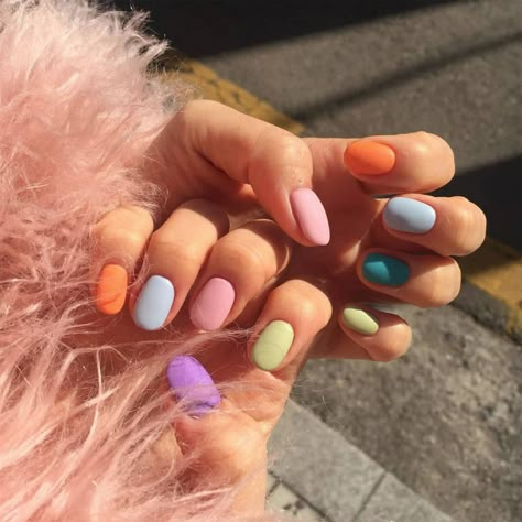 Can't decide on just a single colour? Lucky for you (and us!) multi-tonal nails are in. Stars Nails, Different Color Nails, Nail Design Glitter, Trendy Nail Polish, Multicolored Nails, Nails Yellow, Nagellack Trends, Minimalist Nail Art, Her Nails