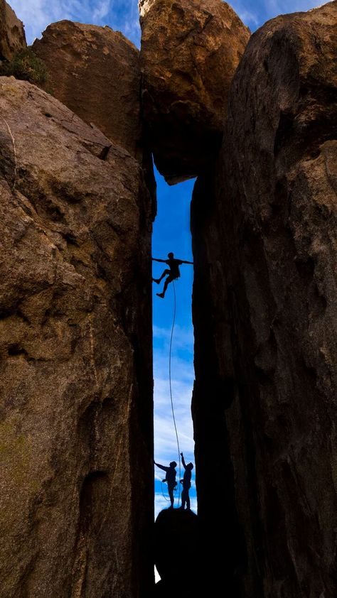 Climbing Wallpaper, Rock Climbing Photography, Climbing Art, Coaching Classes, Best Nature Wallpapers, Crazy Wallpaper, Training Program, Iphone Background Wallpaper, Rock Climbing