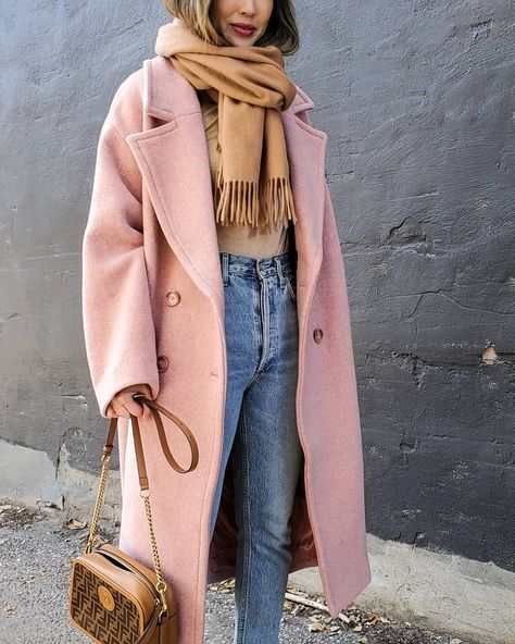 Tee az Instagramon: „Camel fringed scarf on high rotation 🐪 #ooTEEd #hmxme #andotherstories” Pink Long Jacket Outfit Winter, Pink Long Wool Coat For Winter, Hippe Outfits, Pink Coat Outfit Winter, Pink Oversized Coat, Chic Pink Wool Coat, Pink Boots Outfit, Oversized Pink Long Coat, Light Pink Coat