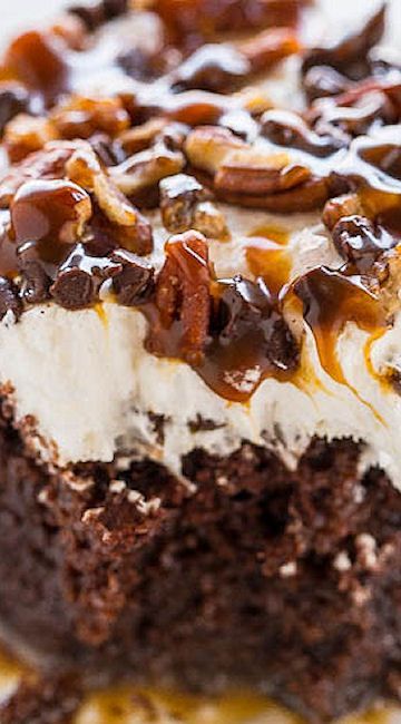 Turtle Cake Recipe, Cake Trays, Chocolate Poke Cake, Tiramisu Dessert, Chocolate Turtles, Turtle Cake, Poke Cake Recipes, Poke Cakes, Chocolate Heaven