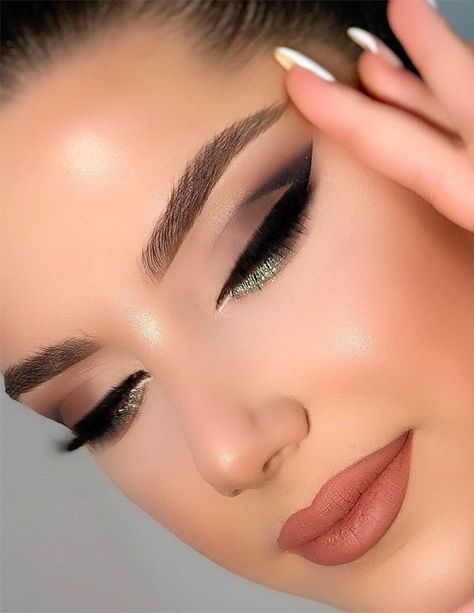 49 Incredibly Beautiful Soft Makeup Looks For Any Occasion : Shimmery pink wedding makeup Emerald Green Glam Makeup, Emerald Green Makeup Looks With Gems, Emerald Green Simple Makeup, Emerald Green And Silver Eye Makeup, Emerland Green Makeup, Pink Wedding Makeup, College Makeup, Bridal Makeup For Brunettes, Gorgeous Wedding Makeup