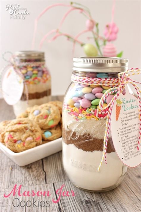 OM to the Cuteness! This M&M Cookie Recipe in a Mason Jar is so cute and the cookies are so delicious. These are fun, unexpected Easter gifts for friends or family or my family. Baking Jars Gifts, Baking Jar Gifts, Baking In A Jar, Cake In A Jar Gift, Cake Jars Ideas, Easter Gifts For Friends, Cake In Jar, Cupcake Jars, Mason Jar Baking