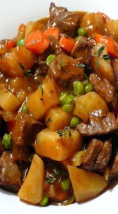 Dutch Oven Beef Stew, Oven Beef Stew, Easy Beef Stew, Hearty Beef Stew, Stew Meat Recipes, Slow Cooker Beef Stew, Beef Stew Recipe, Cooked Veggies, Beef Dinner